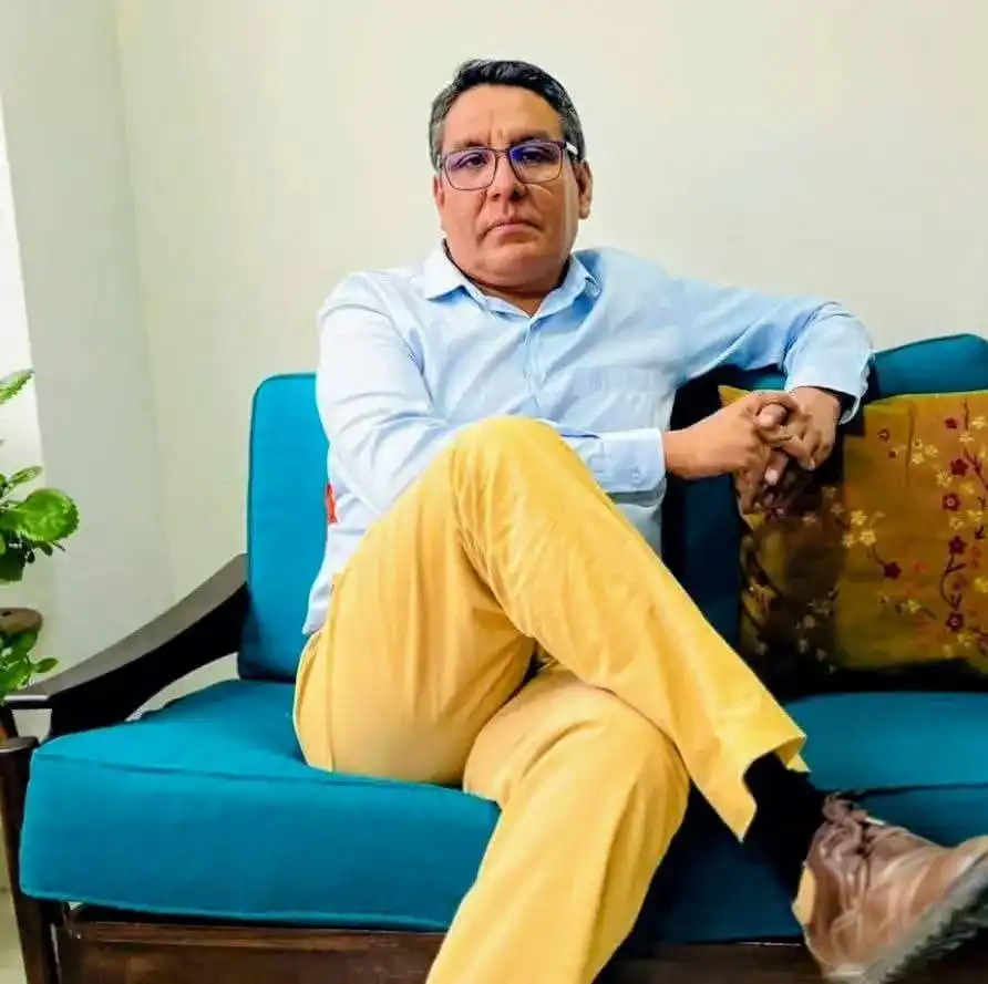 Lic. Aldo Zeballos en consultorio